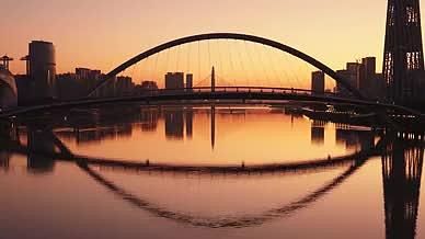 4k实拍广州清晨黎明时分大桥风景视频的预览图